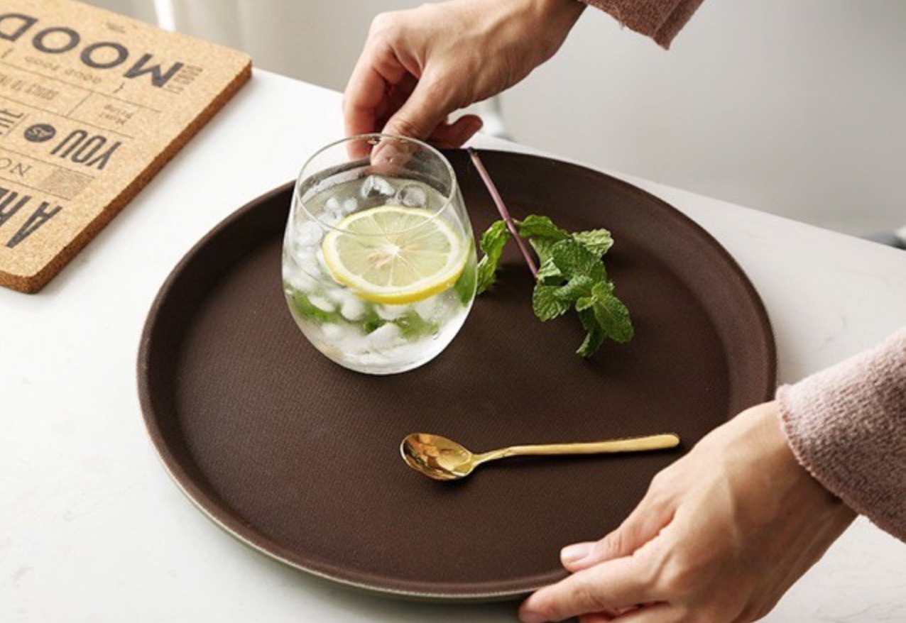 khay chống trượt phục vụ bưng bê trong nhà hàng