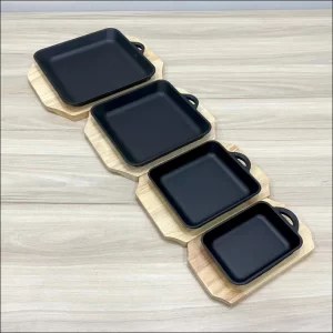 Chảo gang vuông 1 quai đế gỗ 9022. - Song Quán