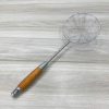 Vợt lưới inox cán gỗ Song Quán mã 186353, chất liệu inox 304 chống gỉ, tay cầm gỗ an toàn, tiện lợi cho nhà bếp và nhà hàng.