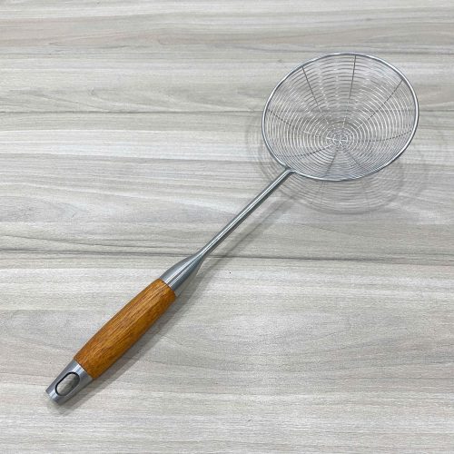 Vợt lưới inox cán gỗ Song Quán mã 186353, chất liệu inox 304 chống gỉ, tay cầm gỗ an toàn, tiện lợi cho nhà bếp và nhà hàng.