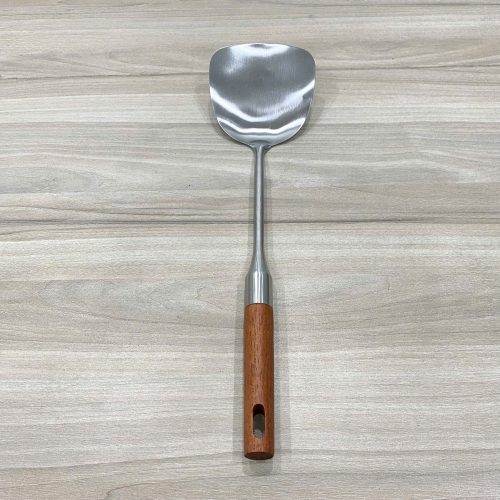 Sạn inox cán gỗ Song Quán mã 186357 – Chất liệu inox sáng bóng, bền đẹp. Dụng cụ chiên xào inox cán gỗ Song Quán 186357 – Thiết kế chắc tay, dễ thao tác.