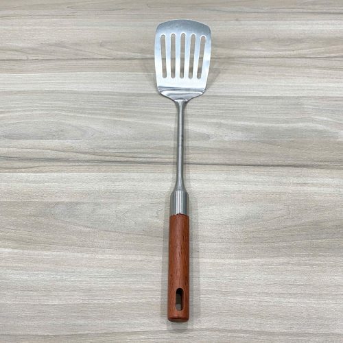 Sạn inox cán gỗ có rãnh Song Quán – Ảnh chụp thực tế sản phẩm Dụng cụ chiên xào inox cán gỗ có rãnh – Song Quán cung cấp F&B