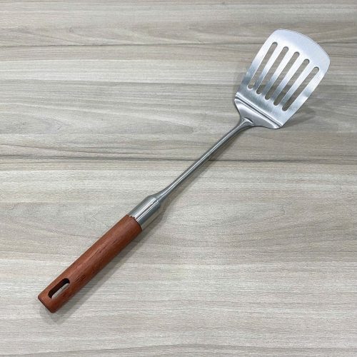 Sạn inox cán gỗ có rãnh Song Quán – Ảnh chụp thực tế sản phẩm Dụng cụ chiên xào inox cán gỗ có rãnh – Song Quán cung cấp F&B