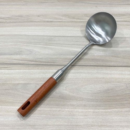 Vá xào inox cán gỗ Song Quán 186355, chất liệu inox sáng bóng, chống gỉ, tay cầm gỗ an toàn, dễ thao tác.