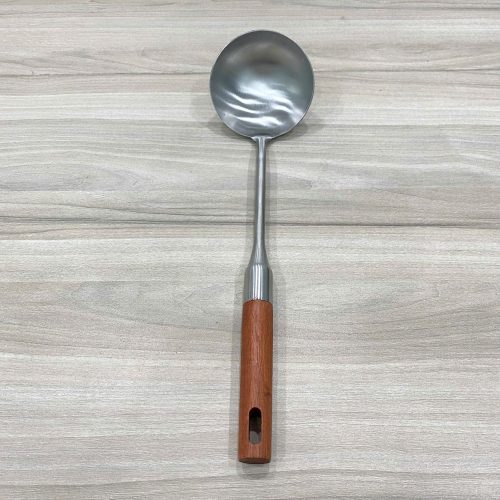 Vá xào inox cán gỗ Song Quán 186355, chất liệu inox sáng bóng, chống gỉ, tay cầm gỗ an toàn, dễ thao tác.