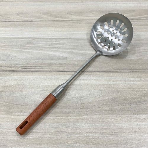 Vá xào inox cán gỗ có lỗ Song Quán mã 186354, chất liệu inox sáng bóng, tay cầm gỗ an toàn, dễ thao tác trong nấu ăn.