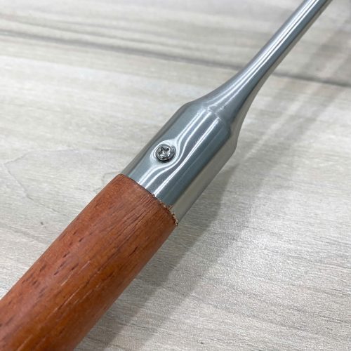 Vá xào inox cán gỗ có lỗ Song Quán mã 186354, chất liệu inox sáng bóng, tay cầm gỗ an toàn, dễ thao tác trong nấu ăn.