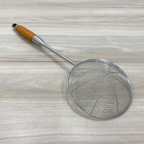 Vợt lưới inox cán gỗ Song Quán mã 186353, chất liệu inox 304 chống gỉ, tay cầm gỗ an toàn, tiện lợi cho nhà bếp và nhà hàng.