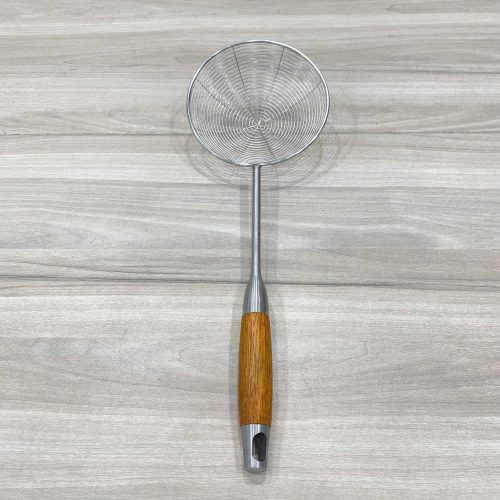 Vợt lưới inox cán gỗ Song Quán mã 186353, chất liệu inox 304 chống gỉ, tay cầm gỗ an toàn, tiện lợi cho nhà bếp và nhà hàng.