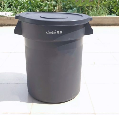 Thùng rác nhà bếp B-010 chất liệu nhựa cao cấp, có nắp đậy và bánh xe tiện lợi – phù hợp sử dụng trong nhà hàng, khách sạn, khu bếp công nghiệp.