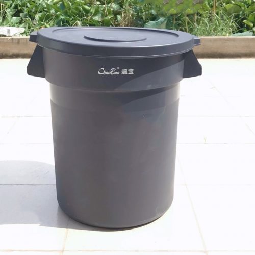 Thùng rác nhà bếp B-010 chất liệu nhựa cao cấp, có nắp đậy và bánh xe tiện lợi – phù hợp sử dụng trong nhà hàng, khách sạn, khu bếp công nghiệp.