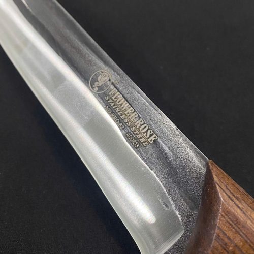 Dao có vân khía đen cán gỗ PRO-62 – lưỡi dao inox chống dính, cán gỗ chắc tay, thiết kế tinh tế cho bếp chuyên nghiệp.