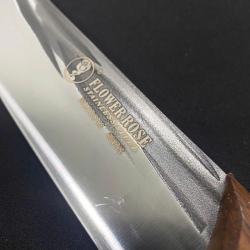 Dao có vân khía đen cán gỗ PRO-63 – lưỡi dao inox chống dính, cán gỗ tự nhiên, thiết kế tinh tế phù hợp cho bếp nhà hàng và gia đình.