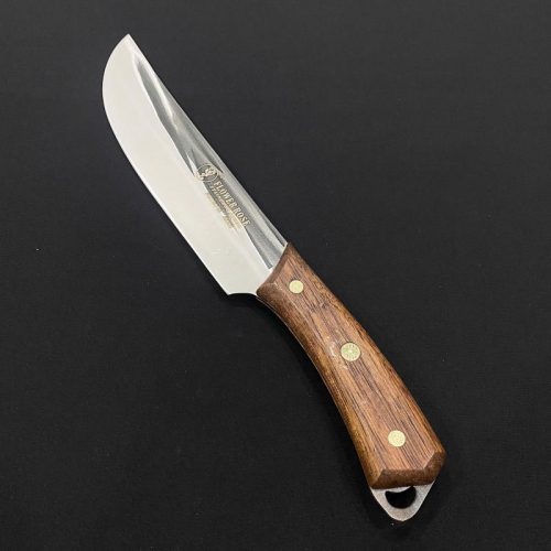 Dao có vân khía đen cán gỗ PRO-63 – lưỡi dao inox chống dính, cán gỗ tự nhiên, thiết kế tinh tế phù hợp cho bếp nhà hàng và gia đình.