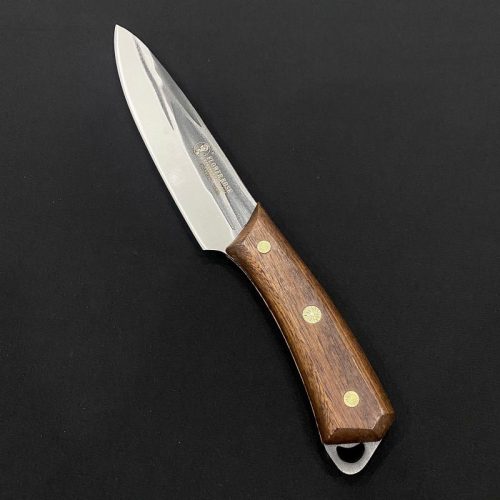 Dao có vân khía đen cán gỗ PRO-64 – lưỡi dao inox cao cấp, vân khía chống dính, cán gỗ nâu sang trọng cho thao tác cắt thái mượt mà.