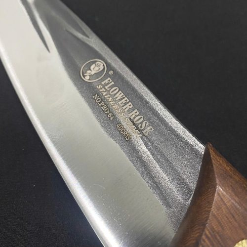 Dao có vân khía đen cán gỗ PRO-64 – lưỡi dao inox cao cấp, vân khía chống dính, cán gỗ nâu sang trọng cho thao tác cắt thái mượt mà.