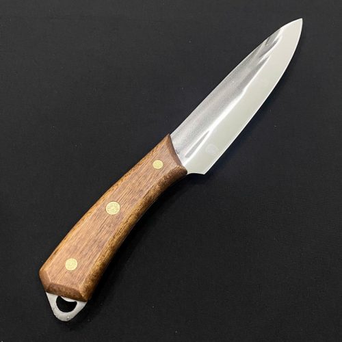 Dao có vân khía đen cán gỗ PRO-64 – lưỡi dao inox cao cấp, vân khía chống dính, cán gỗ nâu sang trọng cho thao tác cắt thái mượt mà.