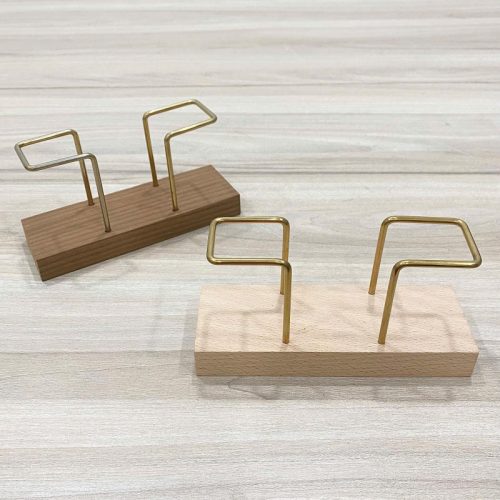 Giá đựng khăn giấy đế gỗ vuông 2 màu RTH01N – thiết kế tối giản, khung kim loại mạ vàng sang trọng, phù hợp cho bàn cà phê và nhà hàng.