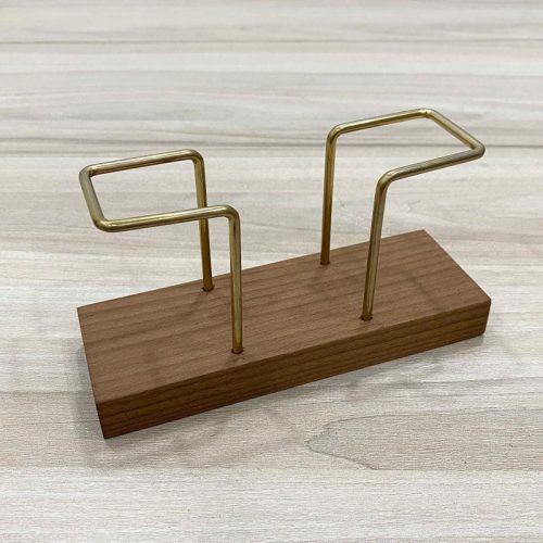 Giá đựng khăn giấy đế gỗ vuông 2 màu RTH01N – thiết kế tối giản, khung kim loại mạ vàng sang trọng, phù hợp cho bàn cà phê và nhà hàng.