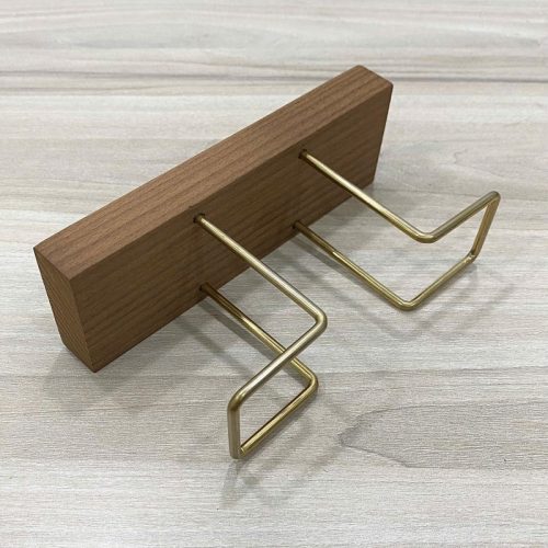 Giá đựng khăn giấy đế gỗ vuông 2 màu RTH01N – thiết kế tối giản, khung kim loại mạ vàng sang trọng, phù hợp cho bàn cà phê và nhà hàng.