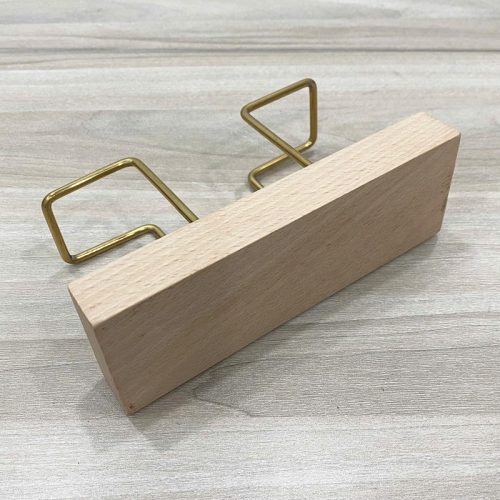 Giá đựng khăn giấy đế gỗ RTH01 – thiết kế tối giản, chân kim loại mạ vàng sang trọng, phù hợp cho quán cà phê và nhà hàng.