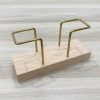 Giá đựng khăn giấy đế gỗ RTH01 – thiết kế tối giản, chân kim loại mạ vàng sang trọng, phù hợp cho quán cà phê và nhà hàng.