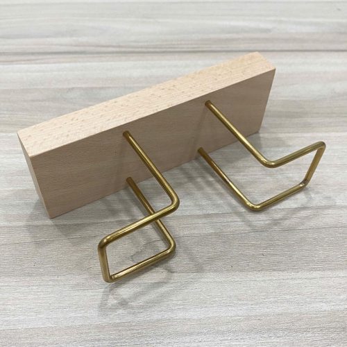 Giá đựng khăn giấy đế gỗ RTH01 – thiết kế tối giản, chân kim loại mạ vàng sang trọng, phù hợp cho quán cà phê và nhà hàng.