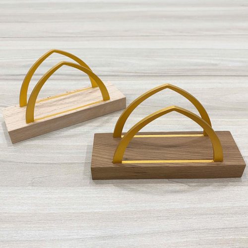 Giá đựng khăn giấy để bàn bằng gỗ TTH08 có tay cầm kim loại màu vàng.