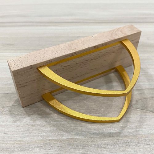 Giá đựng khăn giấy để bàn bằng gỗ TTH08 có tay cầm kim loại màu vàng.