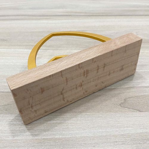 Giá đựng khăn giấy để bàn bằng gỗ TTH08 có tay cầm kim loại màu vàng.