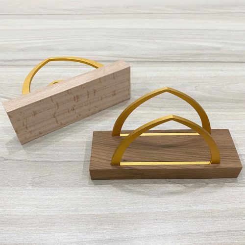 Giá đựng khăn giấy để bàn bằng gỗ TTH08-1 có tay cầm kim loại màu vàng.