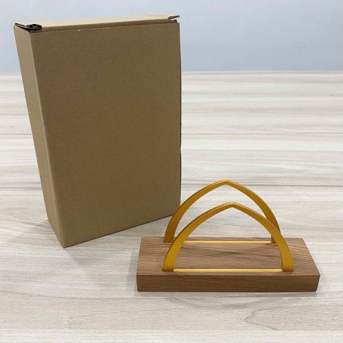 Giá đựng khăn giấy để bàn bằng gỗ TTH08-1 có tay cầm kim loại màu vàng.