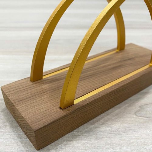 Giá đựng khăn giấy để bàn bằng gỗ TTH08-1 có tay cầm kim loại màu vàng.