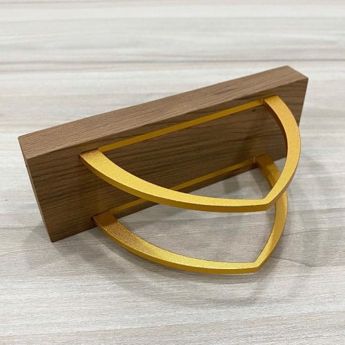 Giá đựng khăn giấy để bàn bằng gỗ TTH08-1 có tay cầm kim loại màu vàng.