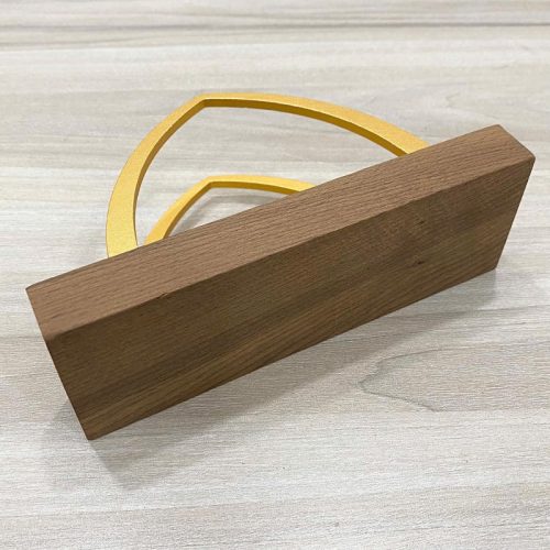 Giá đựng khăn giấy để bàn bằng gỗ TTH08-1 có tay cầm kim loại màu vàng.