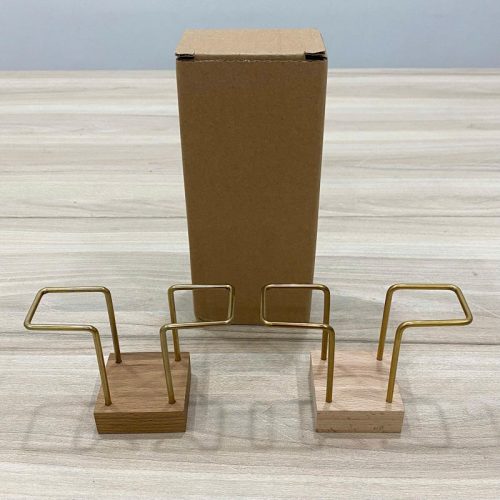 Giá đựng khăn giấy đế gỗ vuông 2 màu RTH01N-1 – khung kim loại mạ vàng, đế gỗ tự nhiên, phong cách hiện đại cho quán cà phê và nhà hàng.
