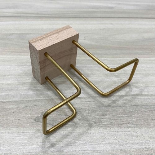 Giá đựng khăn giấy đế gỗ vuông 2 màu RTH01N – thiết kế tối giản, khung kim loại mạ vàng sang trọng, phù hợp cho bàn cà phê và nhà hàng.