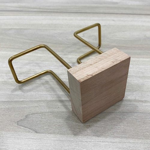 Giá đựng khăn giấy đế gỗ vuông 2 màu RTH01N – thiết kế tối giản, khung kim loại mạ vàng sang trọng, phù hợp cho bàn cà phê và nhà hàng.