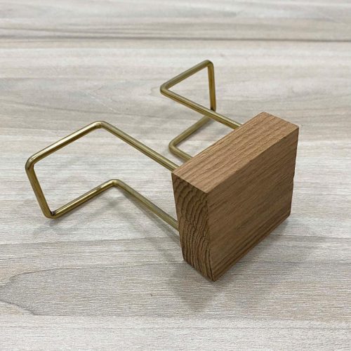 Giá đựng khăn giấy đế gỗ vuông 2 màu RTH01N-1 – khung kim loại mạ vàng, đế gỗ tự nhiên, phong cách hiện đại cho quán cà phê và nhà hàng.