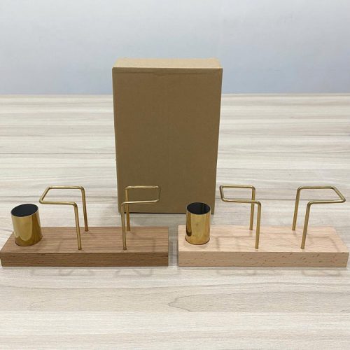 Giá treo khăn giấy đế gỗ CN RTH02-1 – thiết kế hiện đại, khung kim loại mạ vàng kèm ống đựng tiện lợi, phù hợp cho nhà hàng và quán cà phê.