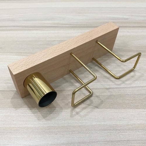 Giá treo khăn giấy đế gỗ RTH02 – thiết kế tối giản, khung kim loại mạ vàng có ống đựng, phù hợp cho bàn cà phê và nhà hàng.