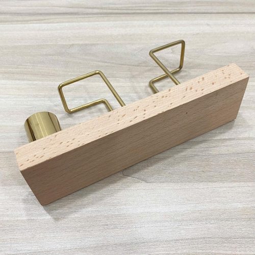Giá treo khăn giấy đế gỗ RTH02 – thiết kế tối giản, khung kim loại mạ vàng có ống đựng, phù hợp cho bàn cà phê và nhà hàng.