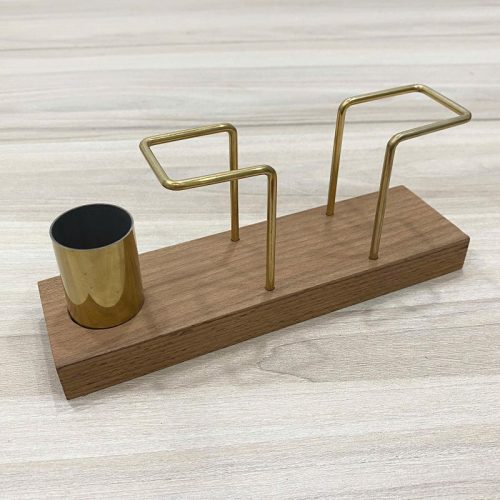 Giá treo khăn giấy đế gỗ CN RTH02-1 – thiết kế hiện đại, khung kim loại mạ vàng kèm ống đựng tiện lợi, phù hợp cho nhà hàng và quán cà phê.