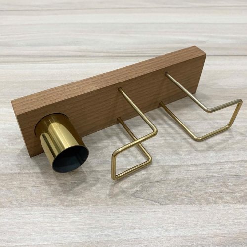 Giá treo khăn giấy đế gỗ CN RTH02-1 – thiết kế hiện đại, khung kim loại mạ vàng kèm ống đựng tiện lợi, phù hợp cho nhà hàng và quán cà phê.