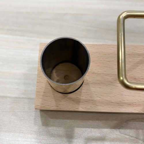 Giá treo khăn giấy đế gỗ RTH02 – thiết kế tối giản, khung kim loại mạ vàng có ống đựng, phù hợp cho bàn cà phê và nhà hàng.