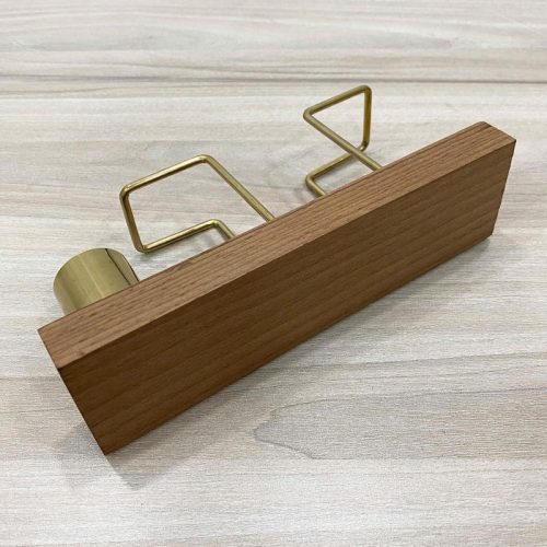 Giá treo khăn giấy đế gỗ CN RTH02-1 – thiết kế hiện đại, khung kim loại mạ vàng kèm ống đựng tiện lợi, phù hợp cho nhà hàng và quán cà phê.