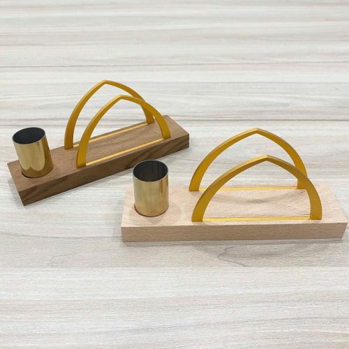 Giá treo khăn giấy TTH05-3 hình vòm cong đôi bằng gỗ màu đậm và kim loại vàng