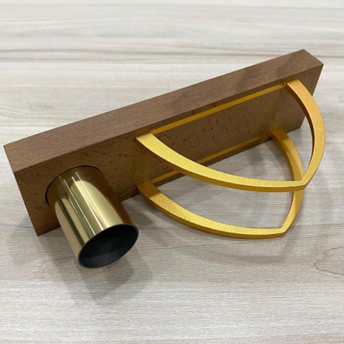 Giá treo khăn giấy TTH05-3 hình vòm cong đôi bằng gỗ màu đậm và kim loại vàng