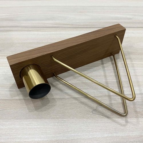 Giá treo khăn giấy tam giác TTH02-1 bằng gỗ màu đậm có ống cắm kim loại