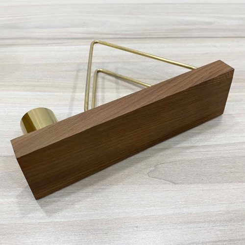 Giá treo khăn giấy tam giác TTH02-1 bằng gỗ màu đậm có ống cắm kim loại